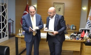 MÜS?AD?TAN REKTÖR ALKAN?A KUTLAMA Z?YARET? MÜS?AD ÇORUM ?UBE BA?KANI M. AHMED KÖKSAL; ?MÜ?SAD OLARAK ÜN?VERS?TEM?Z?N YANINDAYIZ?