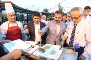 ÇORUM BELED?YES? 5 B?N K??? ?FTARDA BULU?TU BELED?YE BA?KANI MUZAFFER KÜLCÜ; ?BURALAR SADECE B?R ?FTAR SOFRASI DE??L, ONUN ÖTES?NDE B?R MUHABBET SOFRASIDIR. B?RB?RLER?M?ZE GÖNÜLLER?M?Z? AÇTI?IMIZ SOFRALARDIR?