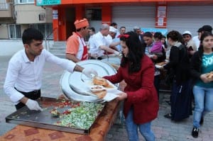?FTAR ÇADIRIN'DA HER GÜN 500 K???YE YEMEK VER?L?YOR YEMEK BEDELLER?N? HAYIRSEVER ??ADAMLARI KAR?ILIYOR