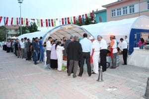 ?FTAR ÇADIRIN'DA HER GÜN 500 K???YE YEMEK VER?L?YOR YEMEK BEDELLER?N? HAYIRSEVER ??ADAMLARI KAR?ILIYOR