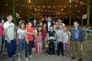 ÇORUM BELED?YES??N?N SON MAHALLE ?FTARI M?MAR S?NAN?DA KURULDU M?MAR S?NAN?DAK? ?FTAR PROGRAMINA KATILAN BA?KAN KÜLCÜ, HALKLA BULU?TU ÇORUM BELED?YE BA?KANI MUZAFFER KÜLCÜ; ?25 B?N KARDE??M?ZLE MUHABBET SOFRALARINDA BULU?TUK? ?SON ?K? YILDA 6 B?N 650 YET?ME BAYRAMLIK HED?YES? VERD?K? ??ER ODAKLARI EL ELE VERD?LER BU ÜLKEDEK? HUZURU, B?RL???, D?RL??? KARDE?L??? BOZMAK ?Ç?N ÇOK ÇALI?IYORLAR. ??MD?YE KADAR MUVAFFAK OLAMADILAR. ?N?ALLAH BUNDAN SONRADA OLMASINLAR?