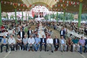 ÇORUM BELED?YES??N?N SON MAHALLE ?FTARI M?MAR S?NAN?DA KURULDU M?MAR S?NAN?DAK? ?FTAR PROGRAMINA KATILAN BA?KAN KÜLCÜ, HALKLA BULU?TU ÇORUM BELED?YE BA?KANI MUZAFFER KÜLCÜ; ?25 B?N KARDE??M?ZLE MUHABBET SOFRALARINDA BULU?TUK? ?SON ?K? YILDA 6 B?N 650 YET?ME BAYRAMLIK HED?YES? VERD?K? ??ER ODAKLARI EL ELE VERD?LER BU ÜLKEDEK? HUZURU, B?RL???, D?RL??? KARDE?L??? BOZMAK ?Ç?N ÇOK ÇALI?IYORLAR. ??MD?YE KADAR MUVAFFAK OLAMADILAR. ?N?ALLAH BUNDAN SONRADA OLMASINLAR?