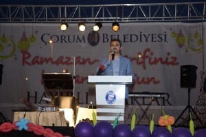 ÇORUM BELED?YES? 5 B?N K??? ?FTARDA BULU?TU BELED?YE BA?KANI MUZAFFER KÜLCÜ; ?BURALAR SADECE B?R ?FTAR SOFRASI DE??L, ONUN ÖTES?NDE B?R MUHABBET SOFRASIDIR. B?RB?RLER?M?ZE GÖNÜLLER?M?Z? AÇTI?IMIZ SOFRALARDIR?