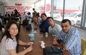 MHP ÇORUM TE?K?LATI GAZETEC?LERLE B?R ARAYA GELD? MHP ÇORUM ?L BA?KANI BEK?R ÇET?N; ATATÜRK?ÜN PART?S? OLDU?UNU, ?DD?A EDENLER S?YAS? TERÖR?STLERLE B?R ARAYA GEL?P KOAL?SYON KURDUKTAN SONRA ?EH?T ANALARININ YÜZÜNE NASIL BAKACAKLAR?