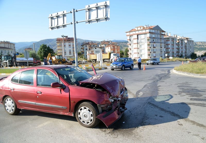 TOSYA D-100'DE TRAF?K KAZASINDA 3 K??? YARALANDI