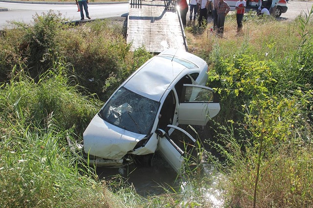 otomobil sulama kanalına düştü (2)