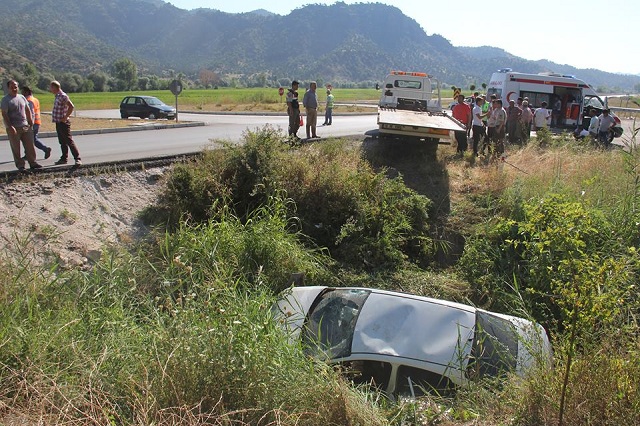 otomobil sulama kanalına düştü (3)