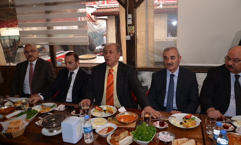 ÇORUM VAL?L???'N?N AYLIK DE?ERLEND?RME TOPLANTISI OSMANCIK'TA YAPILDI ÇORUM VAL?S? AHMET KARA: "OSMANCIK?IN TRAF?K KAZALARIYLA ANILMASINI ?STEM?YORUZ"