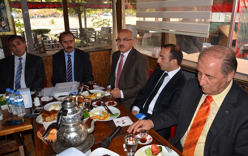 ÇORUM VAL?L???'N?N AYLIK DE?ERLEND?RME TOPLANTISI OSMANCIK'TA YAPILDI ÇORUM VAL?S? AHMET KARA: "OSMANCIK?IN TRAF?K KAZALARIYLA ANILMASINI ?STEM?YORUZ"