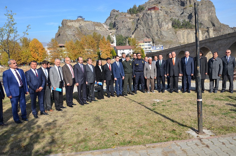 ÇORUM VAL?L???'N?N AYLIK DE?ERLEND?RME TOPLANTISI OSMANCIK'TA YAPILDI ÇORUM VAL?S? AHMET KARA: "OSMANCIK?IN TRAF?K KAZALARIYLA ANILMASINI ?STEM?YORUZ"