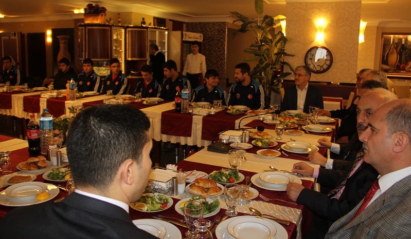 BA?KAN KÜLCÜ?DEN BA?ARILI SPORCULARA ÖDÜL ÇORUM BELED?YE BA?KANI MUZAFFER KÜLCÜ; ?SPORT?F BA?ARININ YANINDA M?LL? VE MANEV? DE?ERLERLE DONATILMI? ÖRNEK SPORCULAR YET??T?RMEK ÇOK DAHA ÖNEML??