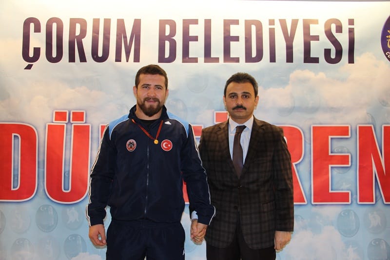 BA?KAN KÜLCÜ?DEN BA?ARILI SPORCULARA ÖDÜL ÇORUM BELED?YE BA?KANI MUZAFFER KÜLCÜ; ?SPORT?F BA?ARININ YANINDA M?LL? VE MANEV? DE?ERLERLE DONATILMI? ÖRNEK SPORCULAR YET??T?RMEK ÇOK DAHA ÖNEML??