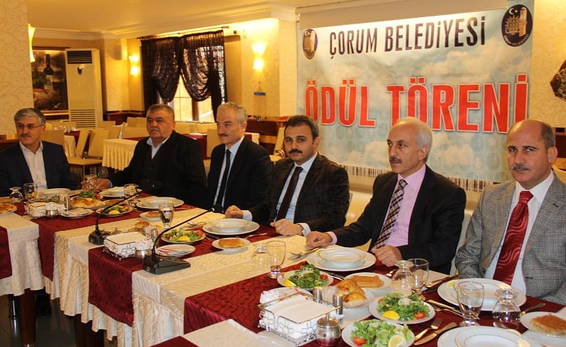 BA?KAN KÜLCÜ?DEN BA?ARILI SPORCULARA ÖDÜL ÇORUM BELED?YE BA?KANI MUZAFFER KÜLCÜ; ?SPORT?F BA?ARININ YANINDA M?LL? VE MANEV? DE?ERLERLE DONATILMI? ÖRNEK SPORCULAR YET??T?RMEK ÇOK DAHA ÖNEML??
