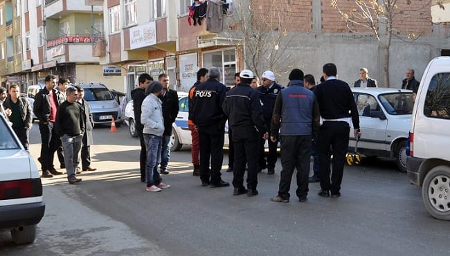 SERV?S ARACI ENGELL? ARACINA ÇARPTI: 1 YARALI