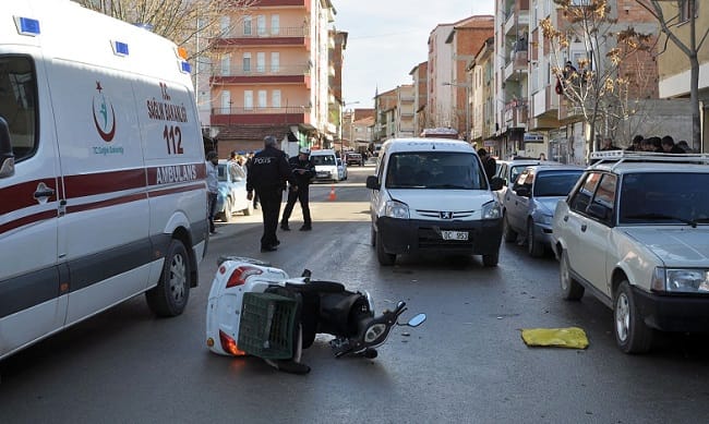 SERV?S ARACI ENGELL? ARACINA ÇARPTI: 1 YARALI