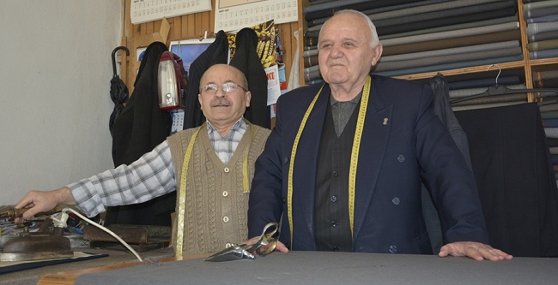 TERZ?L?K HAZIR G?Y?ME YEN?K DÜ?TÜ YARIM ASIRLIK TERZ? ?BRAH?M ERG???; "MESLE?? SÜRDÜRECEK ÇIRAK-KALFA BULAMIYORUZ"