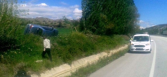 OTOMOB?L TAKLA ATIP TARLAYA DEVR?LD? : 2 YARALI