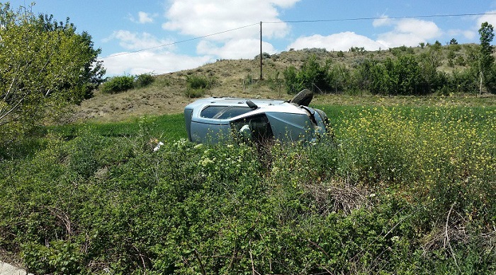 OTOMOB?L TAKLA ATIP TARLAYA DEVR?LD? : 2 YARALI