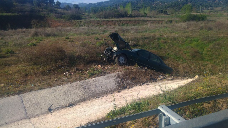 OTOMOB?L MENFEZE UÇTU: 1 YARALI