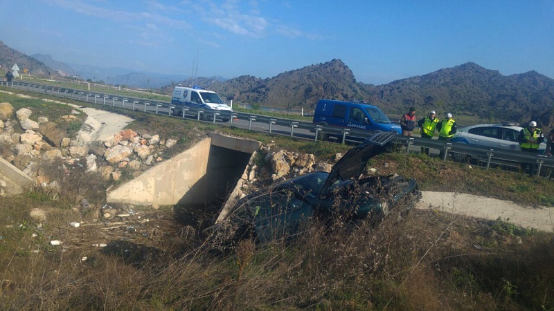 OTOMOB?L MENFEZE UÇTU: 1 YARALI