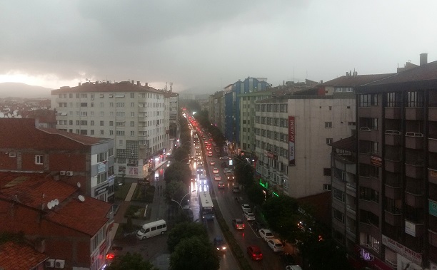 ÇORUM'DA SAĞANAK YAĞIŞ HAYATI OLUMSUZ ETKİLEDİ. GÖKYÜZÜNÜN ÇOK BULUTLU OLMASI NEDENİYLE ŞEHİR KARANLIĞA GÖMÜLDÜ. (BÜLENT ÖZKALELİ - M. MUTTALİP YALÇIN/ÇORUM-İHA)