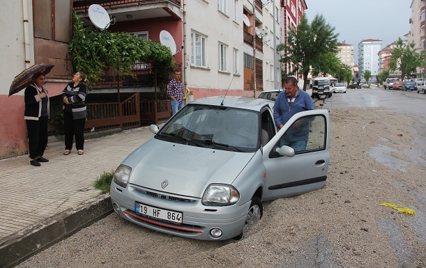ÇORUM'DA SAĞANAK YAĞIŞ, HAYATI OLUMSUZ ETKİLEDİ. BAZI ARAÇLAR, SEL SULARI NEDENİYLE OLUŞAN ÇUKURLARA DÜŞTÜ. (BÜLENT ÖZKALELİ - M. MUTTALİP YALÇIN/ÇORUM-İHA)