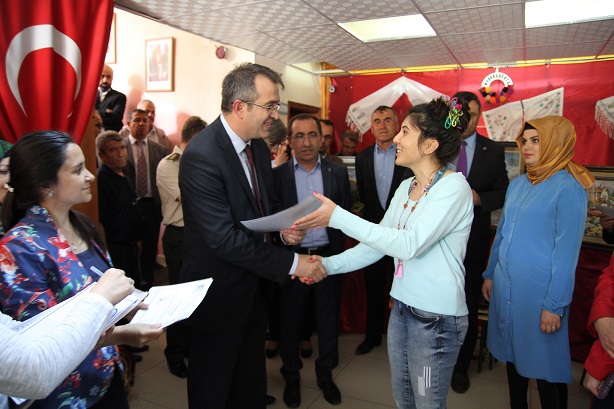 KURSİYERLER TARAFINDAN HAZIRLANAN KARMA SERGİ HALK EĞİTİM BİNASINDA SERGİLENECEK (İHA/ÇORUM-İHA)