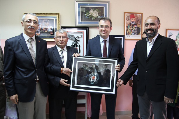 SERGİDE KAYMAKAM DEMİRCİOĞLU'NA TABLO HEDİYE EDİLDİ (İHA/ÇORUM-İHA)