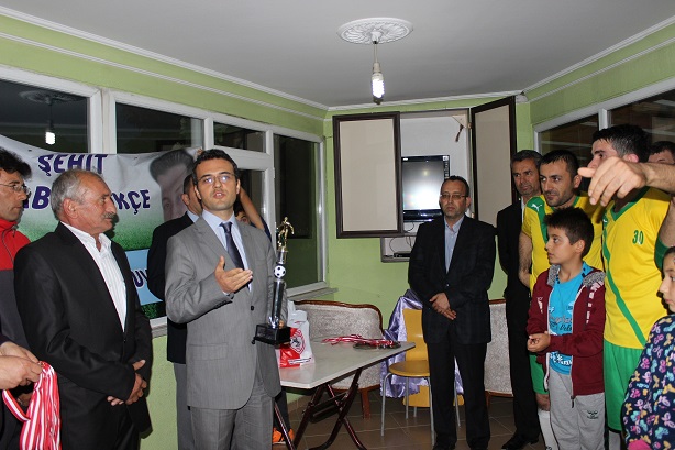 TURNUVADA DERECEYE GİREN TAKIMLARIN ÖDÜLLERİ KAYMAKAM VE ŞEHİT BABASI TARAFINDAN VERİLDİ (TUNCAY MUMCU/ÇORUM-İHA)