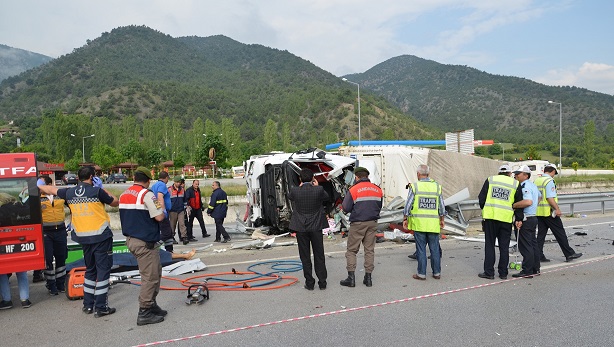 ÇORUM'UN OSMANCIK İLÇESİNDE SAMAN YÜKLÜ TIR DEVRİLDİ. KAZADA TIR'IN İÇİNDE SIKIŞAN AMCA-YEĞEN, HAYATINI KAYBETTİ. (İSMAİL KABAKDERE/ÇORUM-İHA)