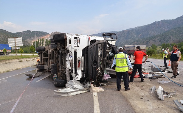 ÇORUM'UN OSMANCIK İLÇESİNDE SAMAN YÜKLÜ TIR DEVRİLDİ. KAZADA TIR'IN İÇİNDE SIKIŞAN AMCA-YEĞEN, HAYATINI KAYBETTİ. (İSMAİL KABAKDERE/ÇORUM-İHA)