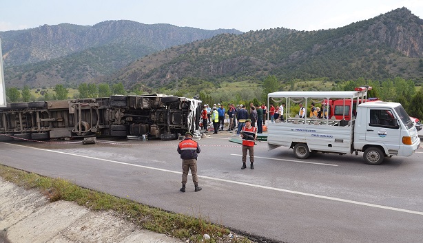 ÇORUM'UN OSMANCIK İLÇESİNDE SAMAN YÜKLÜ TIR DEVRİLDİ. KAZADA TIR'IN İÇİNDE SIKIŞAN AMCA-YEĞEN, HAYATINI KAYBETTİ. (İSMAİL KABAKDERE/ÇORUM-İHA)