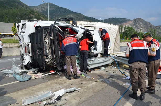 ÇORUM'UN OSMANCIK İLÇESİNDE SAMAN YÜKLÜ TIR DEVRİLDİ. KAZADA TIR'IN İÇİNDE SIKIŞAN AMCA-YEĞEN, HAYATINI KAYBETTİ. (İSMAİL KABAKDERE/ÇORUM-İHA)