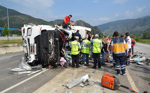 ÇORUM'UN OSMANCIK İLÇESİNDE SAMAN YÜKLÜ TIR DEVRİLDİ. KAZADA TIR'IN İÇİNDE SIKIŞAN AMCA-YEĞEN, HAYATINI KAYBETTİ. (İSMAİL KABAKDERE/ÇORUM-İHA)