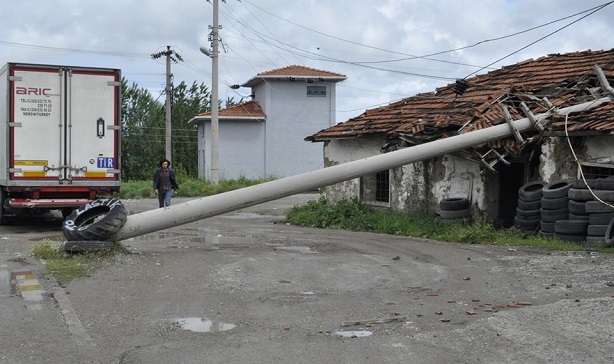 beton direk evin üzerine devrildi (1)