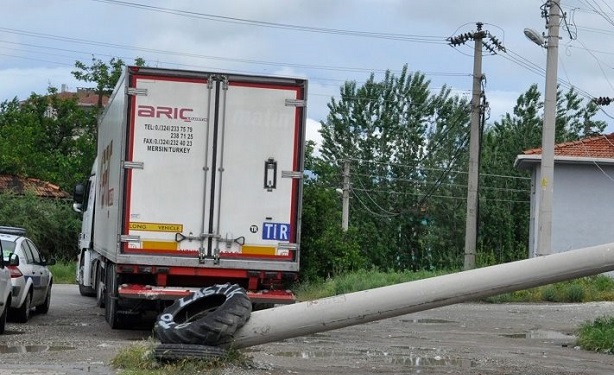 beton direk evin üzerine devrildi (2)