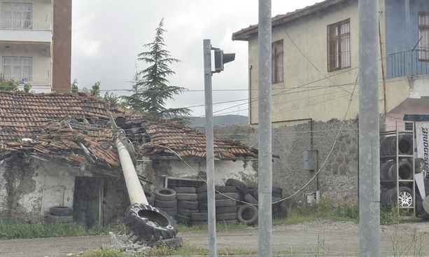 beton direk evin üzerine devrildi (3)