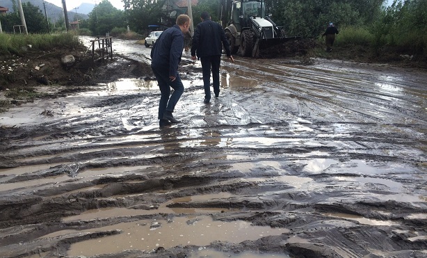 ÇORUM’UN OSMANCIK İLÇESİNDE ANİDEN ETKİLİ OLAN SAĞANAK YAĞIŞ NEDENİYLE TAŞKIN YAŞANDI. (İHA/ÇORUM-İHA)
