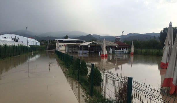 ÇORUM’UN OSMANCIK İLÇESİNDE ANİDEN ETKİLİ OLAN SAĞANAK YAĞIŞ NEDENİYLE TAŞKIN YAŞANDI. (İHA/ÇORUM-İHA)