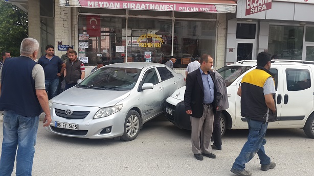 ÇORUM’UN KARGI İLÇESİNDE BİR SÜPERMARKETİN ÖNÜNDE EL FRENİ ÇEKİLMEDEN BIRAKILAN OTOMOBİL, KAHVEHANE ÖNÜNDE OTURANLARA ÇARPTI. KAZADA 2 KİŞİ YARALANDI. (TURAN OZAN ACAR/ÇORUM-İHA)