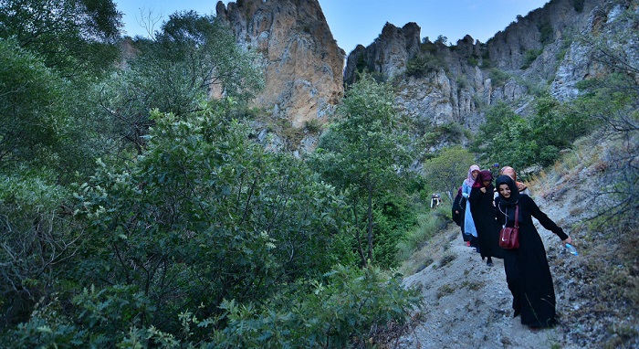 ÇORUM’DA MERKEZE BAĞLI KADIDERESİ KÖYÜNDE BULUNAN SUSUZ ŞELALE KEŞFEDİLMEYİ BEKLİYOR. (M. MUTTALİP YALÇIN/ÇORUM-İHA)