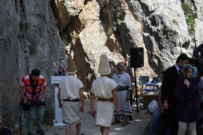 ANADOLU'NUN EN ESKİ MEDENİYETLERİ ARASINDAKİ HİTİTLERİN, BAHARIN GELİŞİNİ KUTLADIKLARI "PURULLİYA BAHAR BAYRAMI", HATTUŞA'DA 3 BİN 500 YIL SONRA YENİDEN KUTLANDI. (BÜLENT ÖZKALELİ - M. MUTTALİP YALÇIN/ÇORUM-İHA)