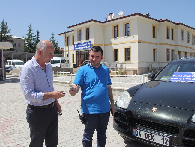 POLİS EKİPLERİ TARAFINDAN MUHAFAZA ALTINA ALINAN LÜKS OTOMOBİL DİLAN KAYA’NIN EŞİ ERDOĞAN KAYA’YA TESLİM EDİLDİ. (FARUK ÇİDEM/BOLU-İHA)