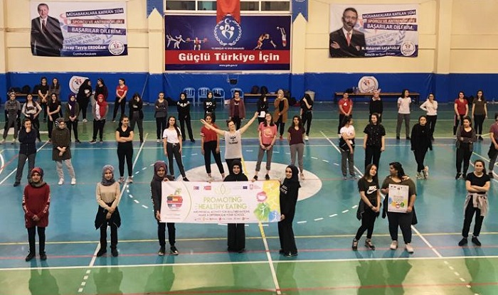 KIZ ÖĞRENCİLER ZUMBA DANSI YAPTI