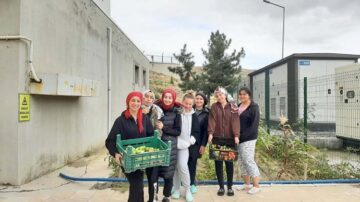 Yurt öğrencileri turşu yapıyor