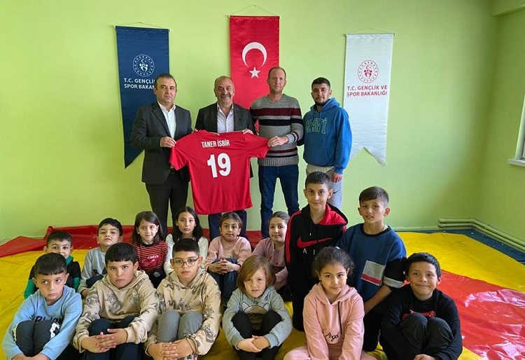 Minik sporcular İsbir’e teşekkür etti