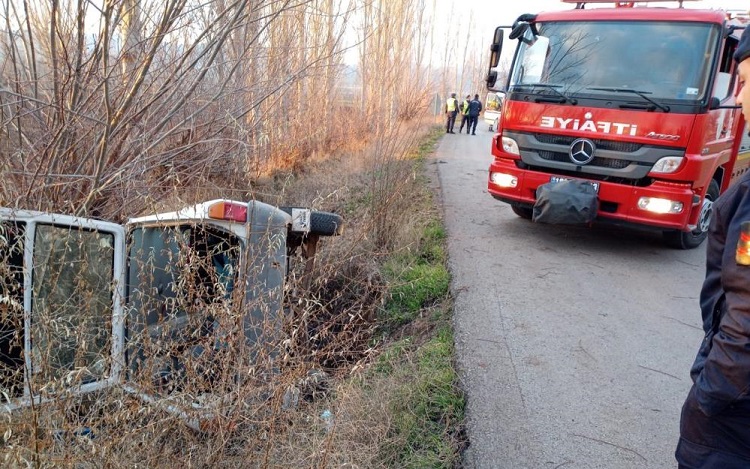 Yoldan çıkarak şarampole devrildi