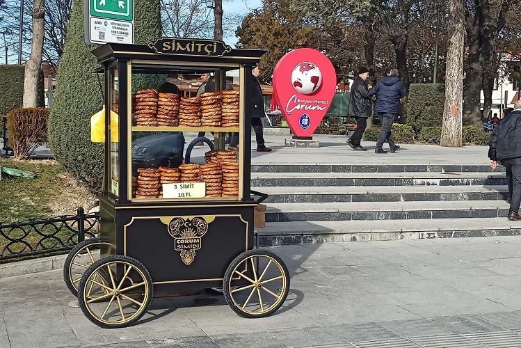 Simit arabaları nostalji görünümünde