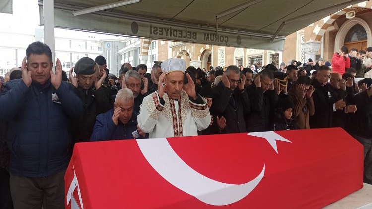 Üsteğmen oğlunun cenaze namazını kıldırdı