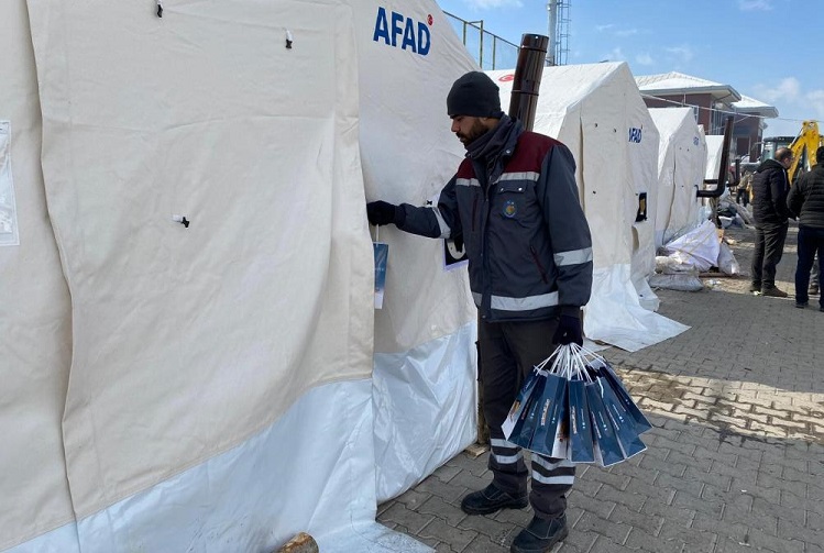 Depremzedelere leblebi ikram ediliyor